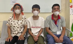 Chuyến rời bản đầu đời của cặp vợ chồng Hà Nhì