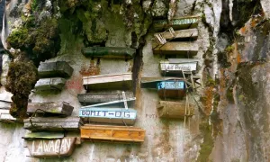 Quan tài treo trên núi ở Philippines